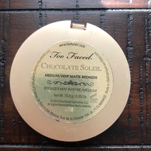 Too faced chocolate bronzer in medium/dark - Picture 4 of 4